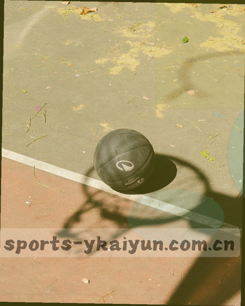 球衣背面号码特写，数字占据画面主体，冷色调
